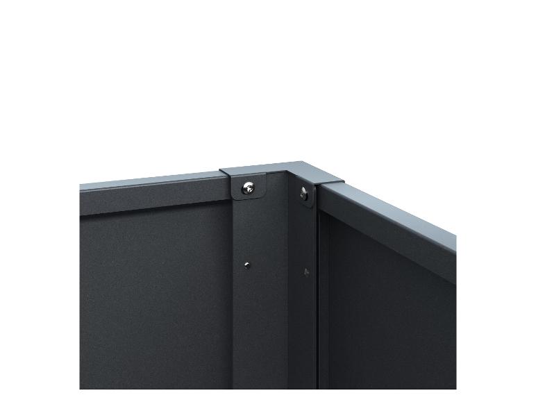 Nahaufnahme der Ecke eines dunkelgrauen Hochbeets aus Metall mit verschraubten Verbindungen.