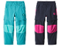 Zwei wandelbare Kinderhosen; eine türkis, eine dunkelblau mit rosa Akzenten.