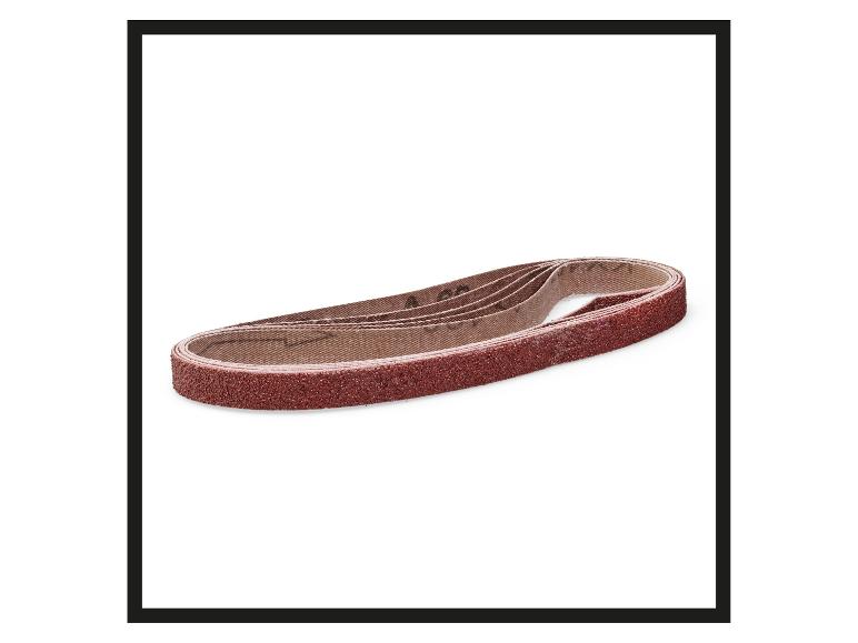 Set roter Schleifbänder für Bandschleifer, auf weißem Hintergrund.