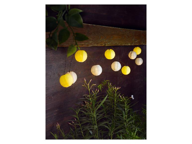 Solar-Lichterkette mit gelben und weißen Papierlaternen.