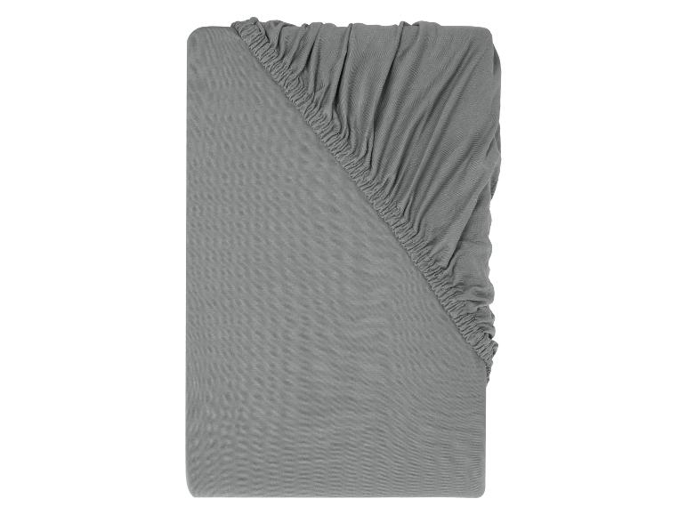 Graues Spannbettlaken mit elastischen Ecken.
