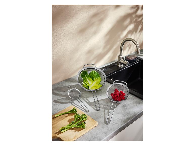 Sieb-Set zum Waschen von Salat und Himbeeren, mit Brokkoli auf einem Brett an der Spüle.