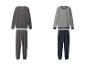 Zwei Fleece-Pyjama-Sets, eines dunkelgrau und eines hellgrau mit marineblauer Hose.