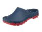 Dunkelblaue Clogs mit roter Wellensohle.