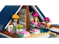 Drei Spielfiguren und eine Katze in einem Dachzimmer mit Betten und Regalen.