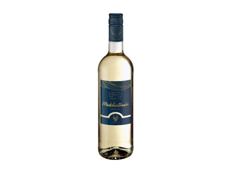 Weißwein aus Ungarn, lieblich, mit dunkelblauem Etikett und goldenen Details.