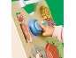 Kinderhand spielt mit einem hölzernen Aktivitäts-Lauflernwagen mit Fuchs, Bär und Zahnrädern.