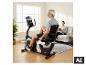 Mann trainiert zu Hause auf dem CHRISTOPEIT Sitz-Ergometer RS 4000. [KI-generiertes Bild]