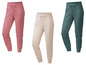 Drei Paar Jogginghosen in Rosa, Beige und Grün.