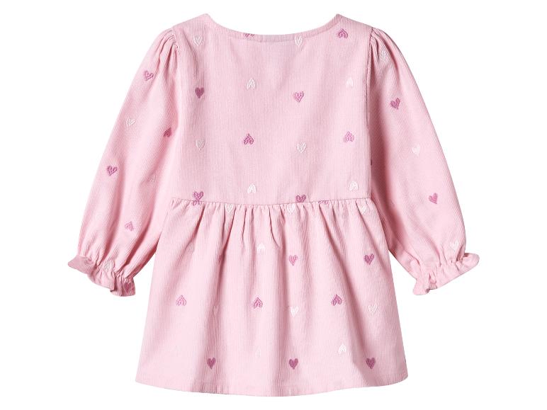 Rosa Babykleid mit Herzstickerei und langen Ärmeln.
