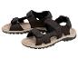 Ein Paar braune Herren-Sportsandalen mit heller Sohle.