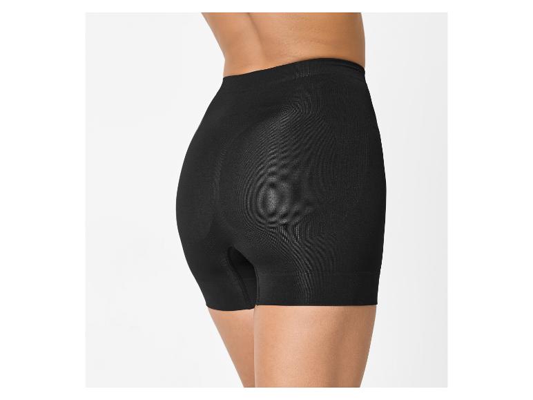 Frau in schwarzen, hoch taillierten Shaping-Shorts, Rückansicht