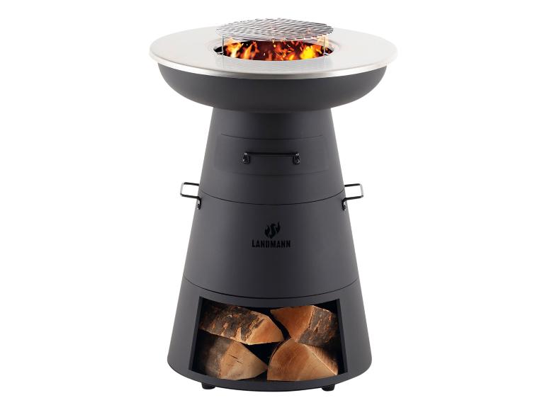 Schwarzer Holzkohlegrill mit brennendem Feuer und Holzscheiten im Sockel.