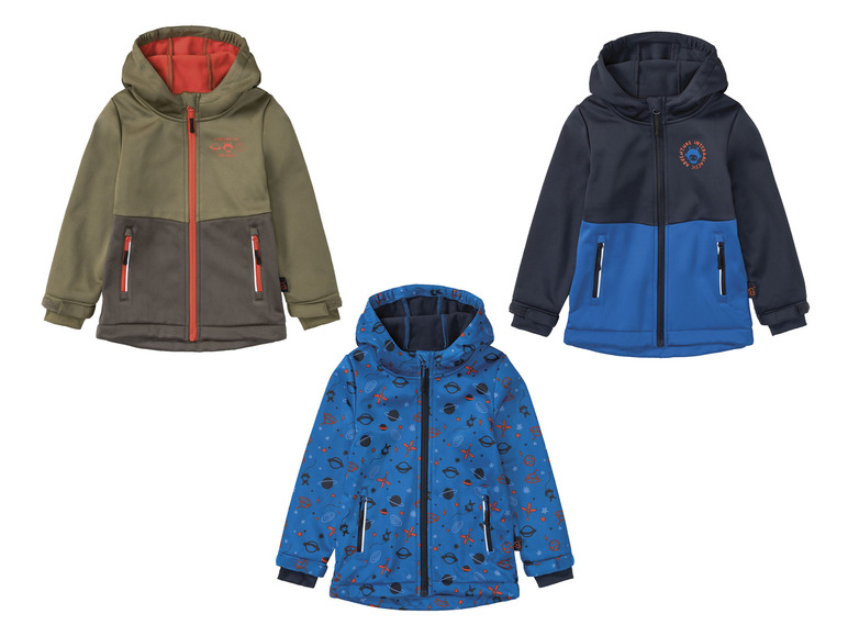 Drei Kinderjacken mit Kapuze in verschiedenen Farben und Mustern, darunter eine grüne Jacke mit dem Aufdruck 'Explore the Universe'.