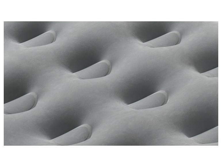 Graue aufblasbare Matratze mit welligem Muster.