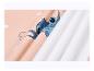 Baumwollstoff mit blauem Cartoon-Charakterdruck auf pfirsichfarbenem Hintergrund mit weißen Punkten.