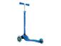 Blauer Kinderroller mit drei Rädern und LED-Lichtern an den Vorderrädern.