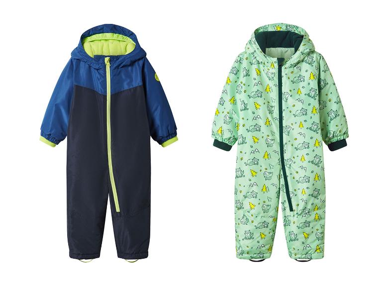 Zwei Kinder-Overall: ein blauer mit neongelbem Reißverschluss und ein hellgrüner mit Waldmuster.