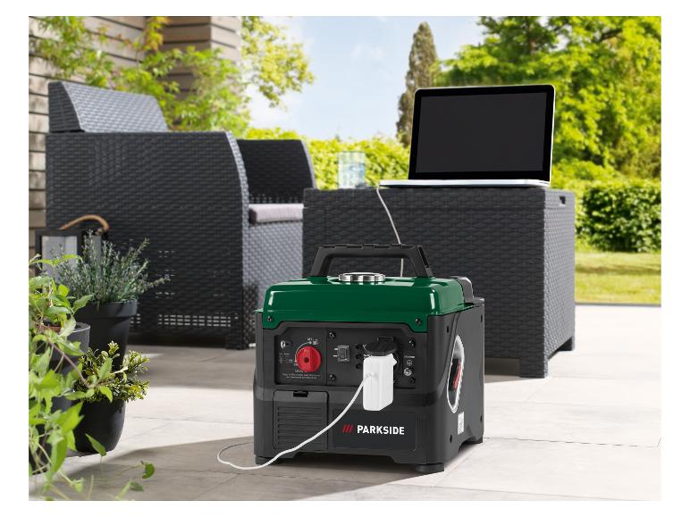 Tragbarer Stromgenerator mit Laptop auf einer Terrasse, mit Gartenmöbeln und Pflanzen.