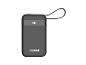 Schwarze Powerbank mit Display, das 100% Ladung anzeigt, und einer Aufhängeschlaufe.