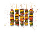 Fünf Spieße mit gegrilltem Fleisch, Paprika, Zucchini, Mais und Zwiebel