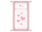 Ein rosa Kinderbett mit einer Bettdecke mit Herzen.