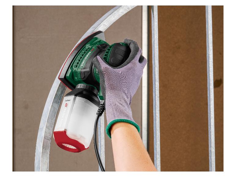 Handschleifer mit Staubbehälter schleift eine Metalloberfläche.