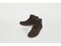 Herren-Winterstiefel aus braunem Wildleder mit Schnürsenkeln und Reißverschluss.