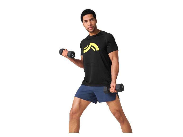 Mann in Sportshirt und Shorts trainiert mit Hanteln