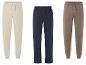 Beige, dunkelblaue und taupefarbene Jogginghosen.