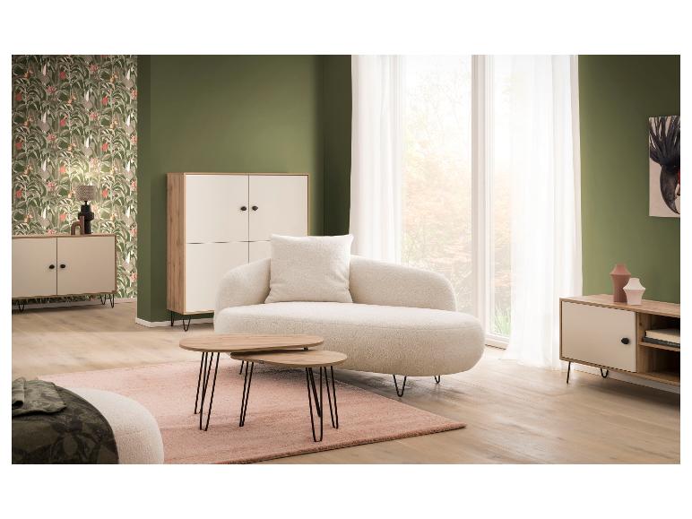 Wohnzimmer mit cremefarbenem Sofa, Couchtisch aus Holz und Aufbewahrungsschränken.