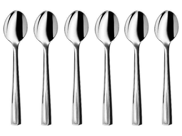 Sechs silberne Löffel auf weißem Hintergrund.