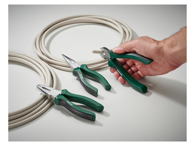 Parkside Zangenset mit Kabeln, wobei eine Zange von einer Hand gehalten wird.