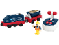 Blauer und roter Spielzeugzug mit Güterwagen, Fernbedienung und Arbeiterfigur.