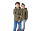Zwei Kinder in olivgrünen Winterjacken und Jeans, Junge vorne, Mädchen hinten.