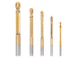 Sechs goldfarbene Bohrer mit gefrästem Ende im Set