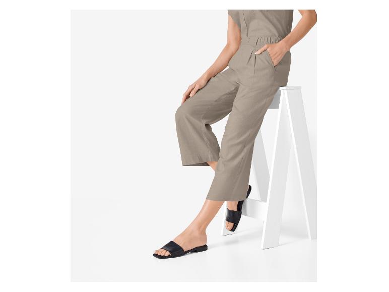 Jumpsuit und flache Sandalen: lässiger, eleganter Look.