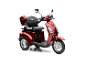 Roter dreirädriger Elektroroller mit Gepäckträger.