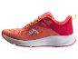Damen-Sportschuhe in Orange- und Rottönen mit grünen Akzenten.