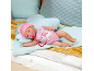 Schlafende Babypuppe mit rosa Mütze und Einhorn-Strampler, mit Schnuller.