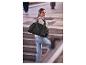 Eine Frau auf einer Treppe mit einer ESMARA® Weekender-Tasche.