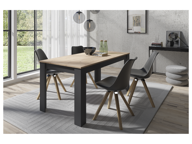 Moderner Esstisch aus hellem Holz und schwarze Designstühle.