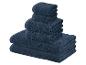 Stapel dunkelblauer Handtücher in verschiedenen Größen auf weißem Hintergrund.
