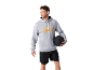 Mann in grauem Hoodie und schwarzen Shorts, hält einen Gymnastikball.