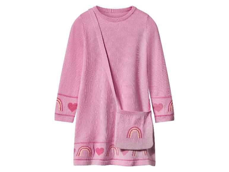 Rosa Strickkleid mit Regenbogen- und Herzaufdruck und passender Tasche.