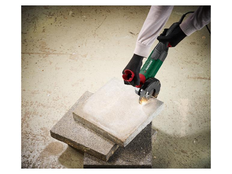 Person benutzt einen Parkside Winkelschleifer zum Schneiden einer Betonplatte, Funken sprühen.