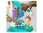 Play-Doh Eismaschine mit bunter Knete, geformt zu Eis und Toppings.