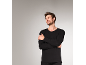 Lächelnder Mann in einem schwarzen Thermo-Langarmshirt.
