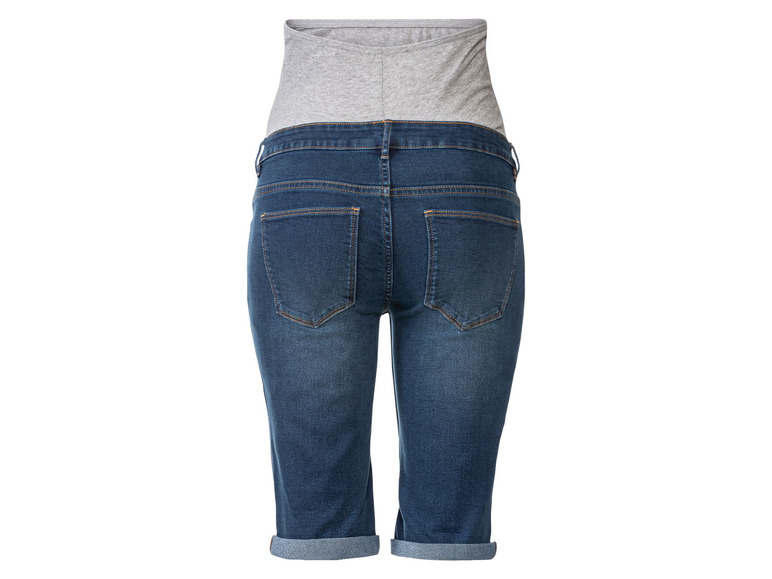 Dunkelblaue Denim Caprihose mit einem grauen Oberteil darunter.