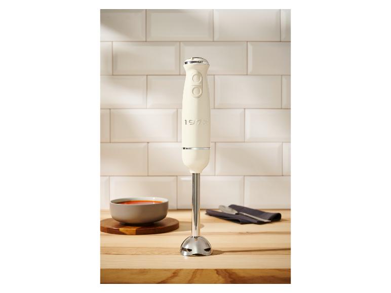 Ein cremefarbener 1973 Stabmixer auf einer Küchenarbeitsplatte.